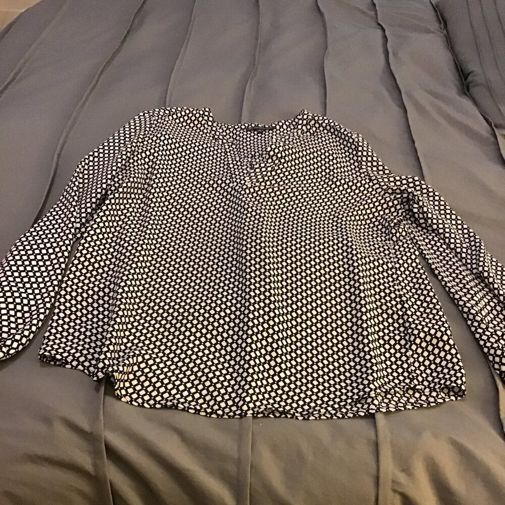 Adrianna Papell Long Sleeve Blouse – Size Medium – Black & White Geometric Print